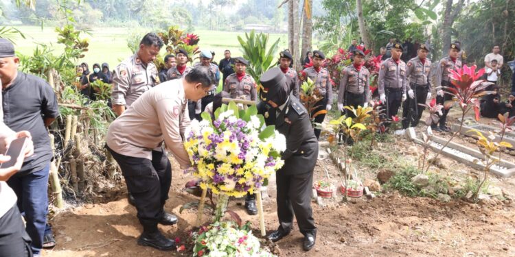 Anggota Polisi Aiptu Budi Hendrawan Meninggal Dunia, Polres Tasikmalaya Kota Gelar Upacara Pemakaman Secara Dinas Kepolisian