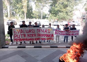 Puluhan Masa Aksi Yang Tergabung Dalam Aliansi Tasik Raya Kecewa, Sampaikan Aspirasi Di Kantor PUTR Merasa Tidak Diindahkan.