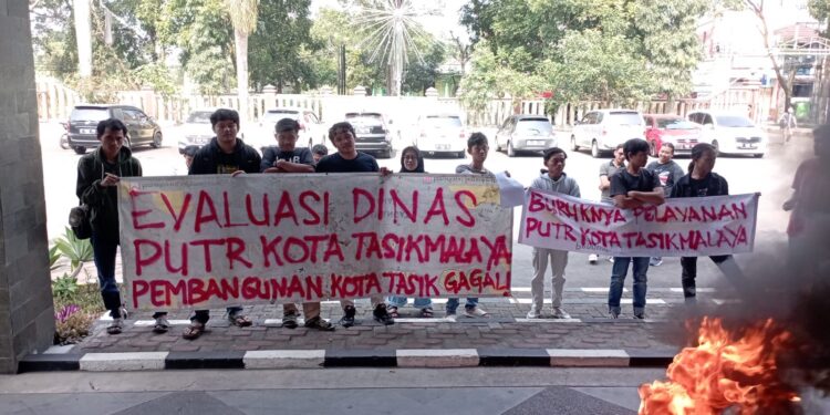 Puluhan Masa Aksi Yang Tergabung Dalam Aliansi Tasik Raya Kecewa, Sampaikan Aspirasi Di Kantor PUTR Merasa Tidak Diindahkan.