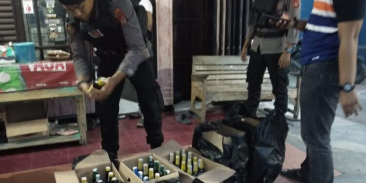 Puluhan Botol Miras Berhasil Disita Polisi Dari Sebuah Depot Air Isi Ulang