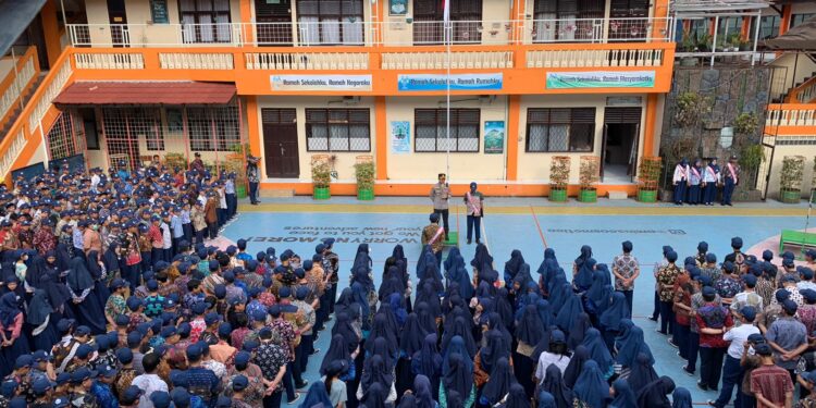 Viral Kasus Bullying, Perwira Polres Tasikmalaya Kota Sambangi Sekolah, Berikan Edukasi