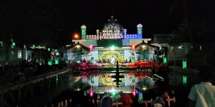 Unik! Warga di Tasikmalaya Peringati Maulid Nabi di Panggung di Atas Kolam Ikan Besar Secara Semarak