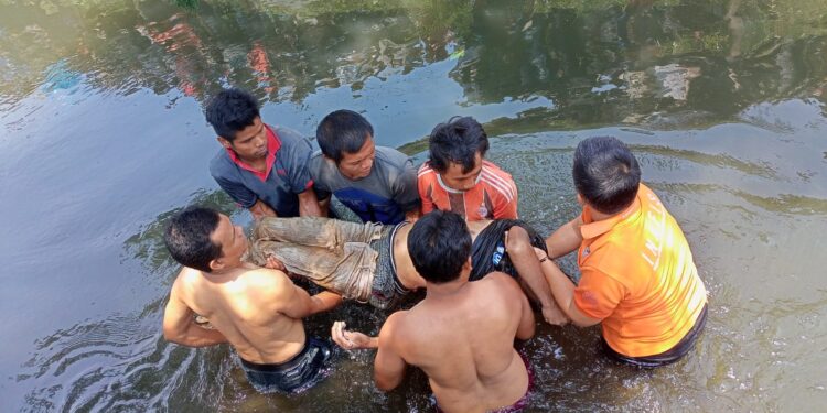 Seorang Pria Ditemukan Meninggal Dengan Posisi Terlentang Di Dasar Sungai.