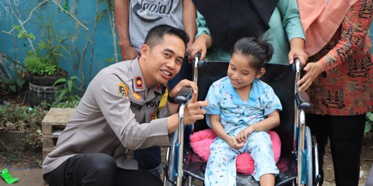 Peduli Disabilitas, Polres Tasikmalaya Kota Berikan Kursi Roda Dan Sembako