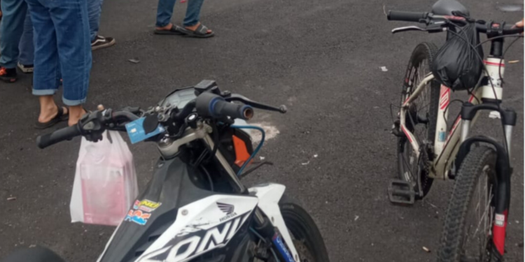 Seorang Remaja Pengguna Motor Meninggal Ditempat, Setelah Menabrak Sebuah Mobil Didepannya