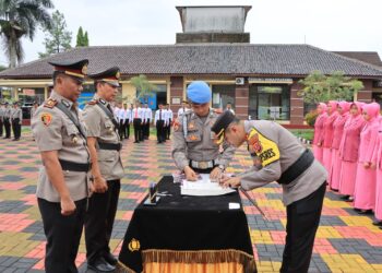 Kapolres Tasikmalaya Kota Pimpin Upacara Serah Terima Jabatan Kasat Resnarkoba, Kapolsek Cineam dan Kasie Propam.
