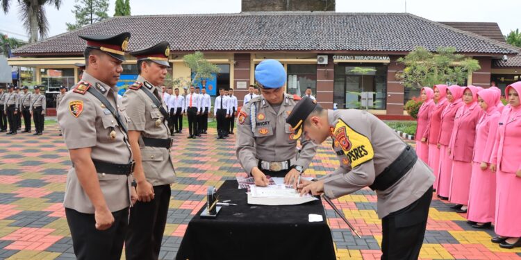 Kapolres Tasikmalaya Kota Pimpin Upacara Serah Terima Jabatan Kasat Resnarkoba, Kapolsek Cineam dan Kasie Propam.