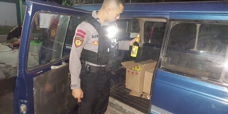 Minibus Angkut Puluhan Dus Miras, Di amankan Patroli Samapta Polres Tasikmalaya Kota,