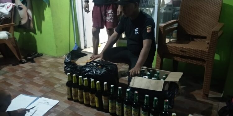 Polisi Gerbek Salon Kecantikan, Didapati Puluhan Botol Miras