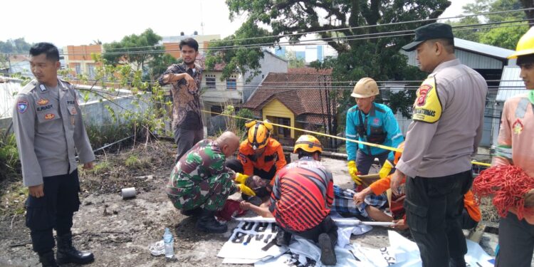 Saat Sedang Bekerja, Seorang Pria Tersengat Aliran Listrik