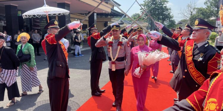 Tradisi Penyambutan dan Farewell Parade Serah Terima Jabatan Kapolres Tasikmalaya Kota