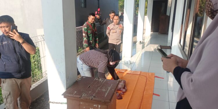 Sesosok Mayat Bayi Perempuan Ditemukan Di WC Tertutup Kesed, Polisi Lakukan Penyelidikan