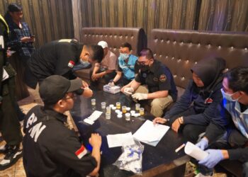 Satnarkoba Polres Tasikmalaya Kota dan BNN, Lakukan Tes Urine Pengunjung Hiburan Malam, Dalam Rangka Ops Lilin Lodaya 2023