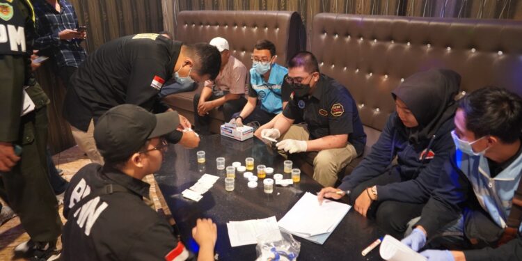 Satnarkoba Polres Tasikmalaya Kota dan BNN, Lakukan Tes Urine Pengunjung Hiburan Malam, Dalam Rangka Ops Lilin Lodaya 2023