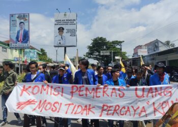 Di Duga ada pemotongan Anggaran KPPS , Gabungan Mahasiswa Geruduk Kantor KPU Kabupaten Tasikmalaya.
