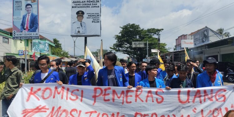 Di Duga ada pemotongan Anggaran KPPS , Gabungan Mahasiswa Geruduk Kantor KPU Kabupaten Tasikmalaya.