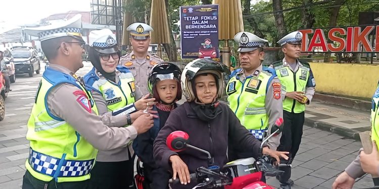 Operasi Keselamatan Lodaya 2024,Sat Lantas Polres Tasikmalaya Kota Bagi Helm Gratis