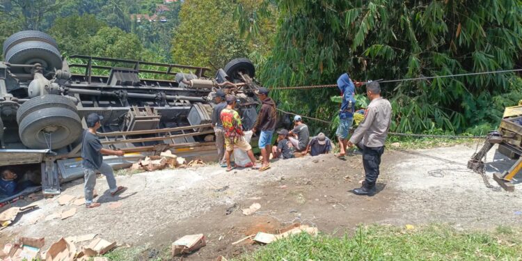 Tragis, Truk Terguling di Tanjakan Gentong, Diduga Akibat Rem Blong