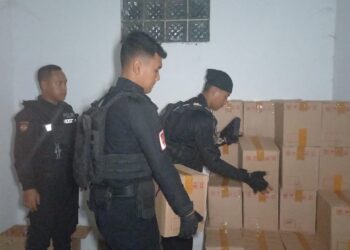 Polisi Gerbek Rumah Mewah Yang Dipakai Tempat Penampungan  Ribuan Botol Miras