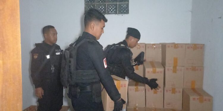 Polisi Gerbek Rumah Mewah Yang Dipakai Tempat Penampungan  Ribuan Botol Miras