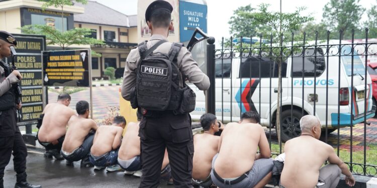 13 Oknum Ormas Asal Ciamis,  Di Amankan Polisi, Gegara  Keroyok Satpam Kantor ACC  Asia Plaza Tasikmalaya