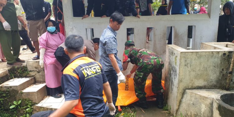 Mayat Pria Tanpa Identitas Di Kecamatan Sukaresik, Ditemukan Telungkup Diparit.