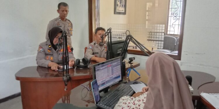 Satbinmas Polres Tasik Kota, Sosialisasi Rekrutmen Polri Melalui Talk Show di Radio Purnama FM
