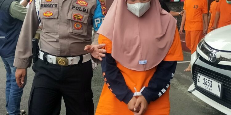 Dikendalikan Suami Dari Balik Jeruji Besi, Seorang Isteri Pengedar Ganja Ditangkap Satuan Narkoba Polres Tasikmalaya Kota