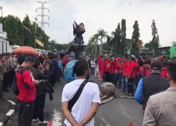 Peringati Hari Buruh Sedunia, Diwarnai Demo Para Buruh Di Kota Tasikmalaya
