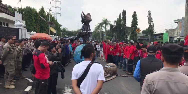 Peringati Hari Buruh Sedunia, Diwarnai Demo Para Buruh Di Kota Tasikmalaya