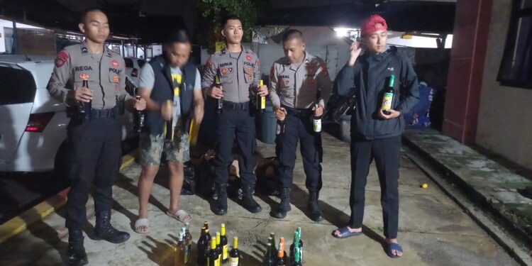 Polres Tasik Kota Gerebek Rumah Kontrakan Sita Puluhan Botol Miras Berbagai Merek