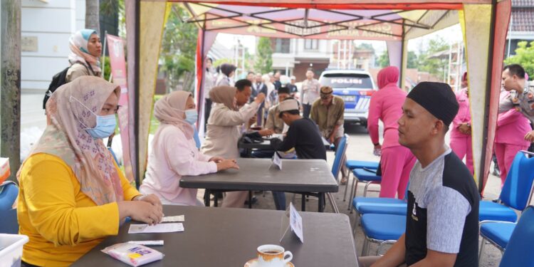 Polres Tasik Kota Bagikan Paket Sembako Dan Pengobata Gratis Di Sekitar Aspol