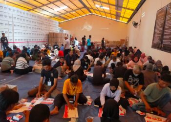 KPU Kota Tasikmalaya Sedang Melakukan Penyortiran Dan Pelipatan (Sorlip) Surat Suara Untuk PlLKADA,