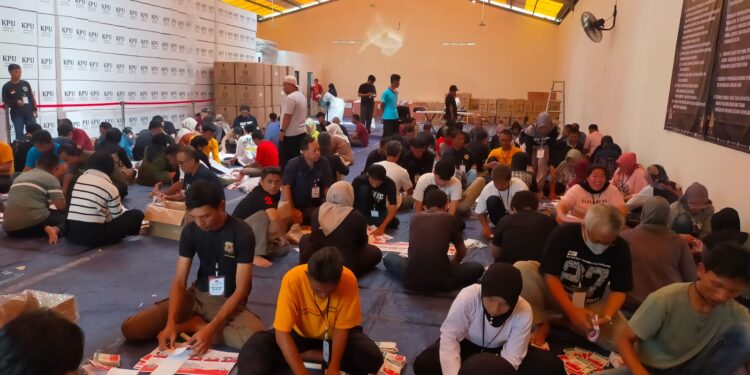 KPU Kota Tasikmalaya Sedang Melakukan Penyortiran Dan Pelipatan (Sorlip) Surat Suara Untuk PlLKADA,