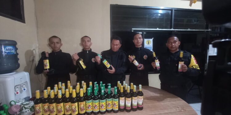 Aksi Kejar -Kejaran, Mobil Pembawa Puluhan Botol Miras, Diamankan Sat Samapta Polres Tasikmalaya Kota,