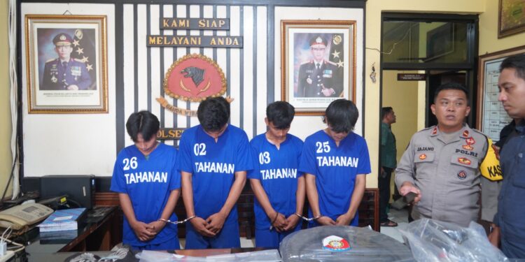 Empat Pelaku Pencurian, Diamankan Polisi, Setelah Membobol Belasan Sekolah Di Kota Tasikmalaya.