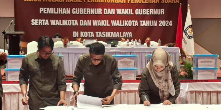 KPU Mengesahkan Hasil Pilwalkot Di Hotel Grand Metro, Masyarakat Berteriak, Demo Menolak  Diwarnai Derasnya Hujan