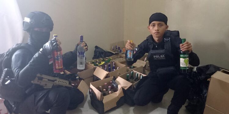 Sebuah Rumah warga Digerbek Tim Patroli Maung Galunggung Polres Tasikmalaya Kota, Karena Simpan Ratusan Botol Miras
