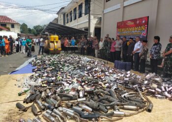 Menjelang Natal Dan Tahun Baru Ribuan Botol Miras Di Musnahkan