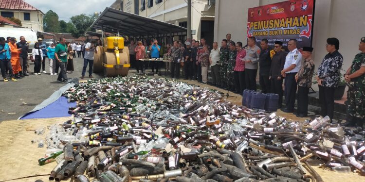 Menjelang Natal Dan Tahun Baru Ribuan Botol Miras Di Musnahkan