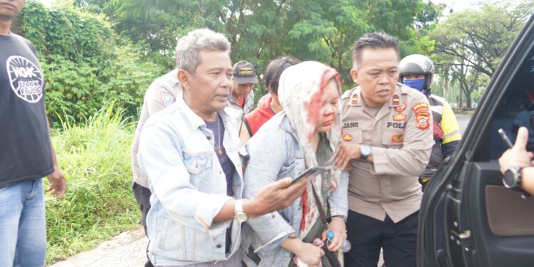 Seorang Ibu Terjatuh Dari Motor, Diduga Karena  Saat Berkendara Kurang Konsentrasi