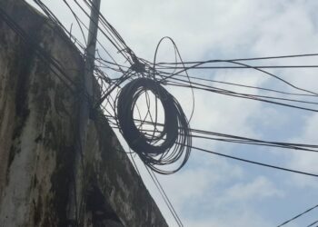 Warga Gunung Salikur Tasikmalaya Ancam Gunting Kabel Fiber Optik Tanpa Izin yang Semrawut