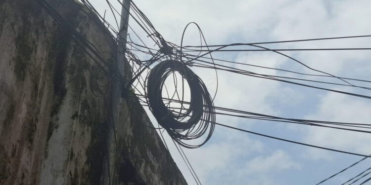 Warga Gunung Salikur Tasikmalaya Ancam Gunting Kabel Fiber Optik Tanpa Izin yang Semrawut