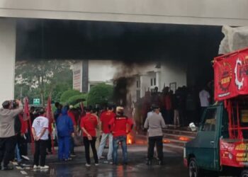 Buruh Tasikmalaya Protes UMSK Tak Diakomodir, Massa Bakar Ban di Bale Kota