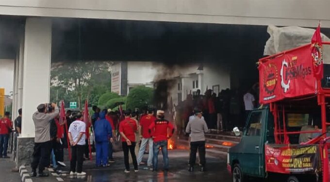 Buruh Tasikmalaya Protes UMSK Tak Diakomodir, Massa Bakar Ban di Bale Kota