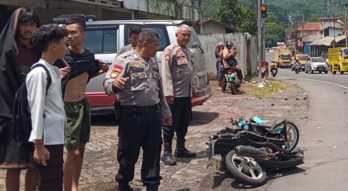 Ambulans Hantam Motor Pelajar di Jalur Gentong Tasikmalaya
