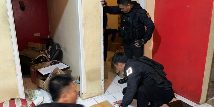 Gerebek Rumah di Indihiang, Polres Tasikmalaya Kota Temukan 10 Dus Miras