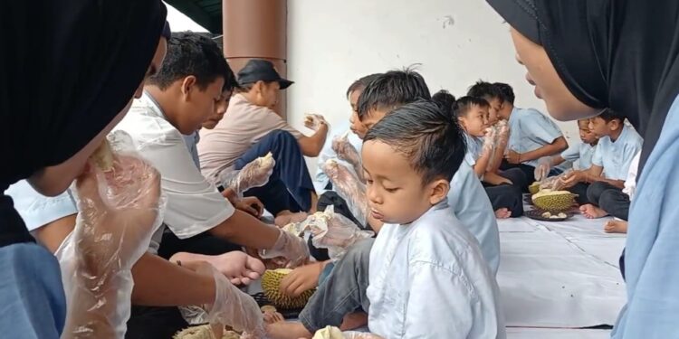 Tawa Ceria Anak Yatim di Tasikmalaya Diajak Makan Durian Gratis Dalam Rangka Isra Mi’raj