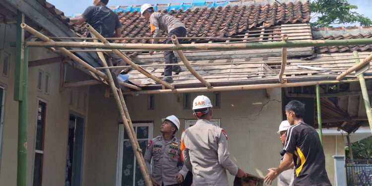 Pergerakan Tanah di Cineam Tasikmalaya: Petugas Gabungan Lakukan Evakuasi dan Mitigasi di Lokasi