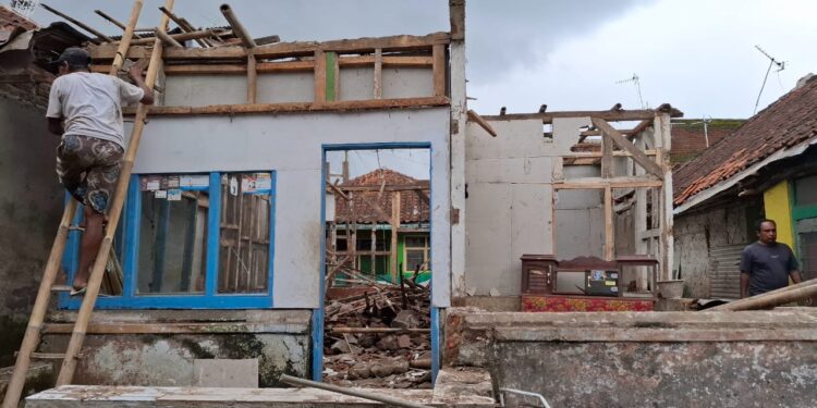 Diduga Sudah Lapuk, Rumah di Gunungsalikur Purbaratu Roboh saat Penghuni Tidur Pulas